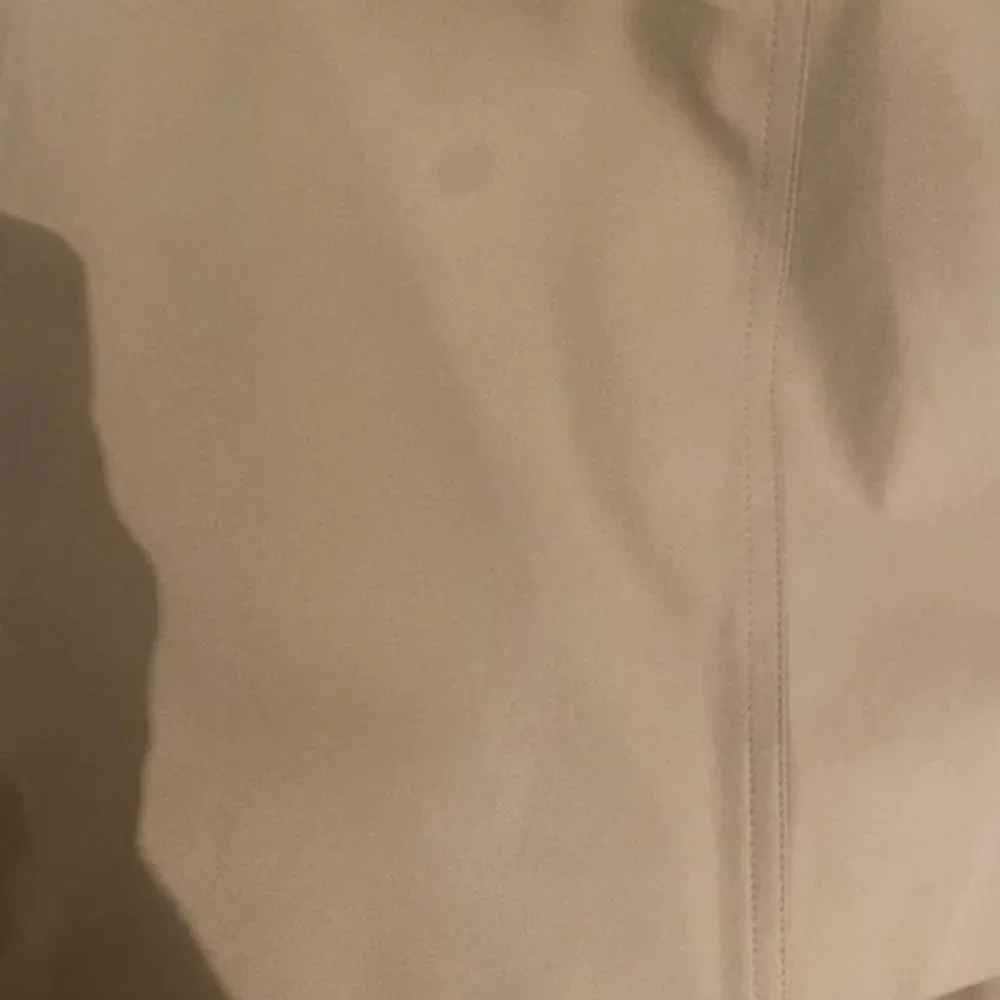 Burberry Beige Double-Breasted Trench Coat with Dark Buttons - Picture 10 of 12
